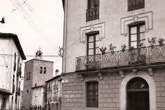 Fachada Ayuntamiento, al fondo la Iglesia, 1935 @Archivo de Salva G.